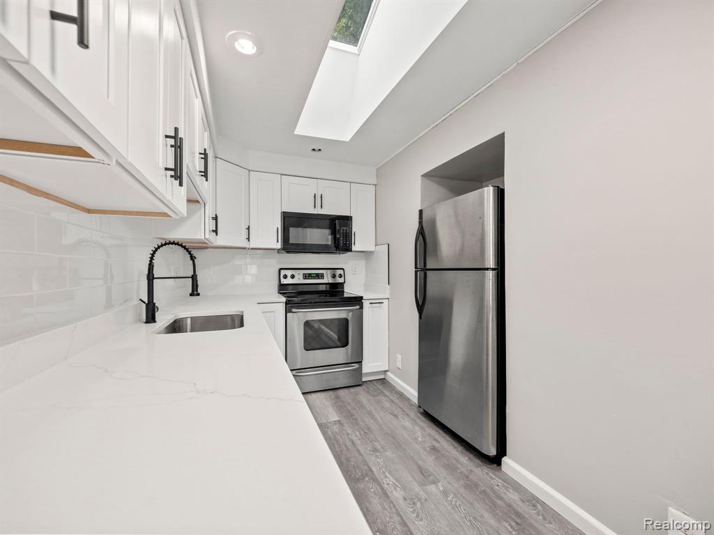 20953 Hampton Road Harper Woods, MI 48225 - Photo 4 of 22