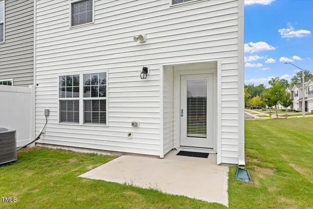 a view of a house with backyard