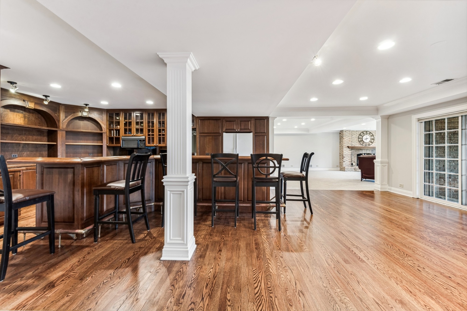 1334 Brandywine Road Libertyville, IL 60048 - Photo 20 of 32 a view of a dining area with furniture and wooden floor