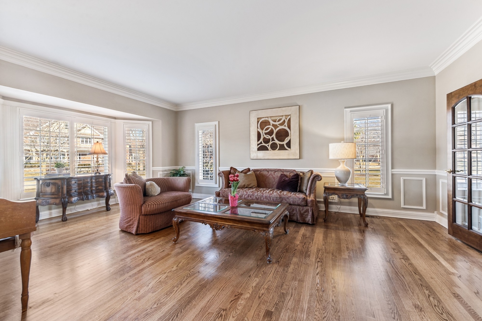 1334 Brandywine Road Libertyville, IL 60048 - Photo 4 of 32 a living room with furniture and a wooden floor