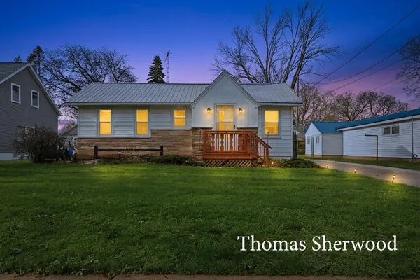 $215,000 | 409 West Oak Street, Fremont, MI 49412