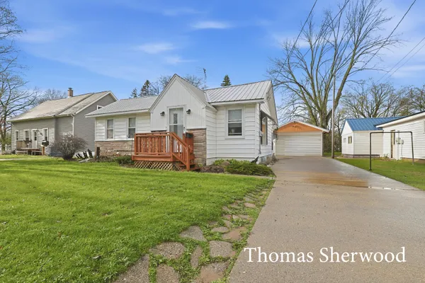 $215,000 | 409 West Oak Street, Fremont, MI 49412