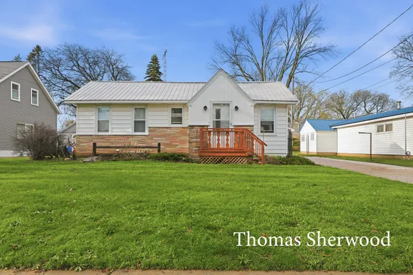 $215,000 | 409 West Oak Street, Fremont, MI 49412