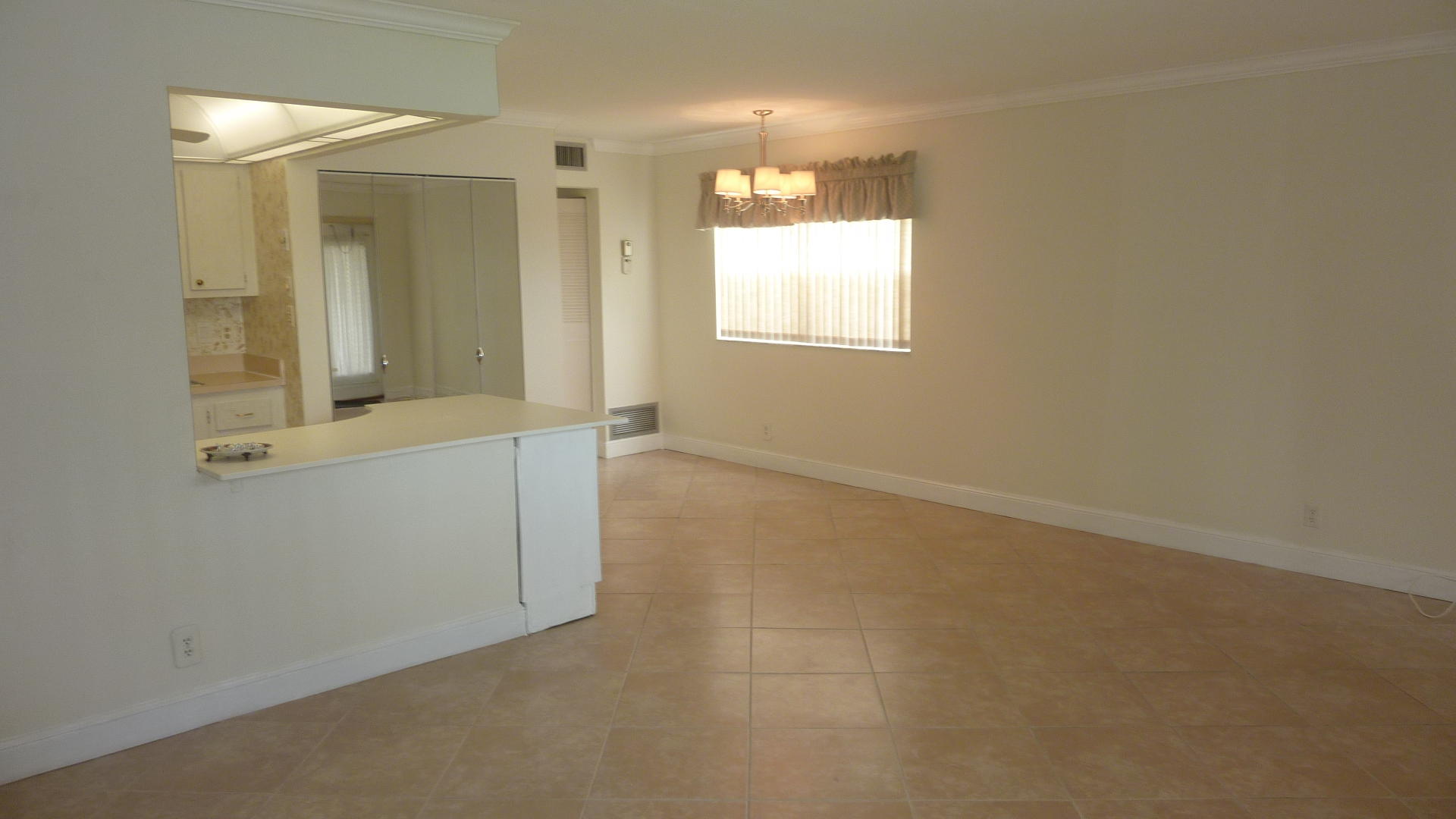 751 Monaco P, Unit 751 Delray Beach, FL 33446 - Photo 5 of 28 Living dining area
