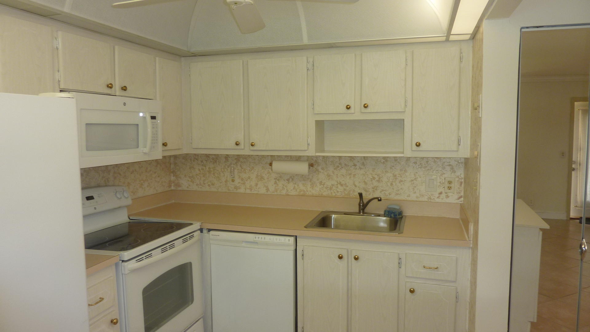 751 Monaco P, Unit 751 Delray Beach, FL 33446 - Photo 9 of 28 Kitchen raised ceiling