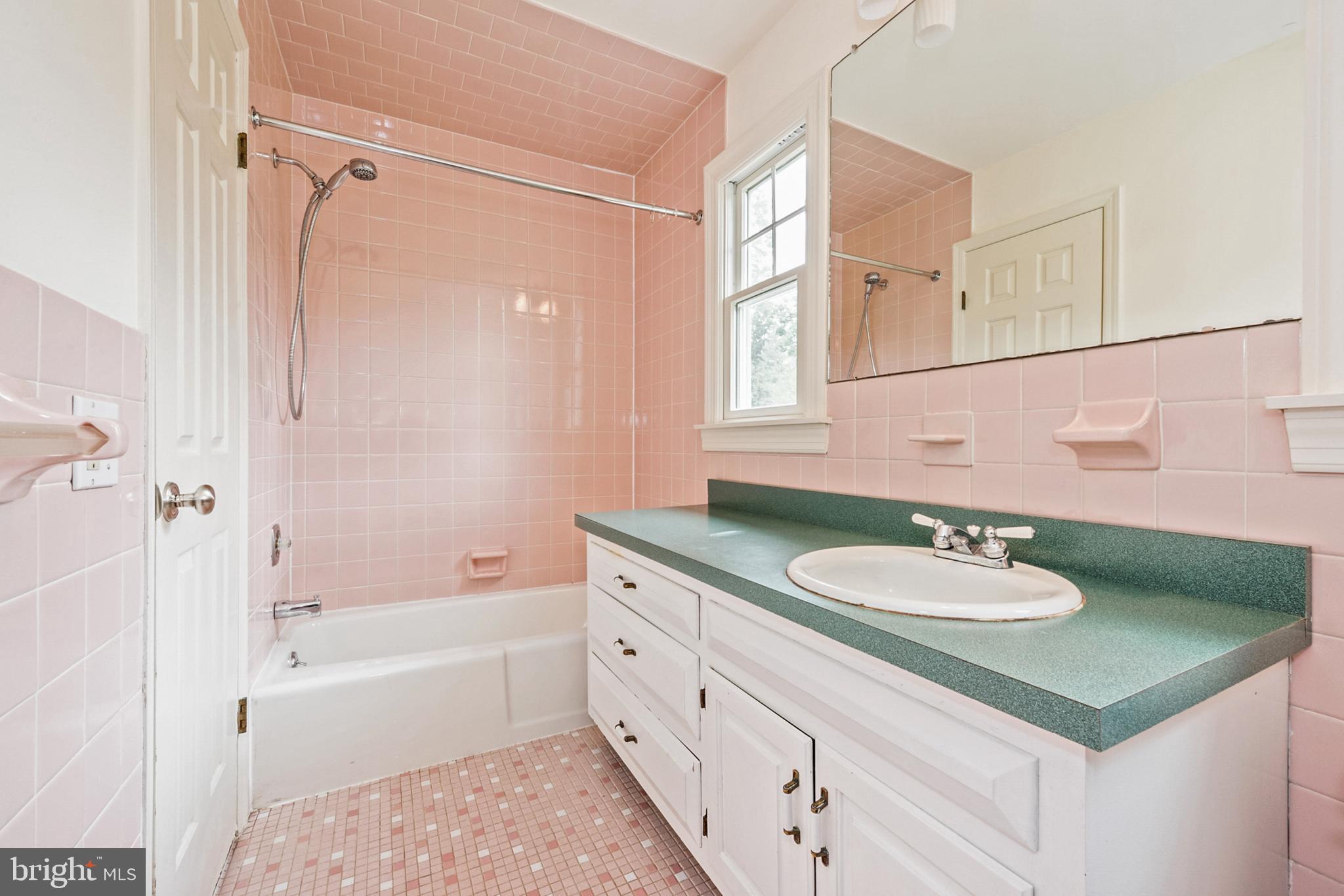 190 Gallup Road Princeton, NJ 08540 - Photo 29 of 29 Upstairs hall bath