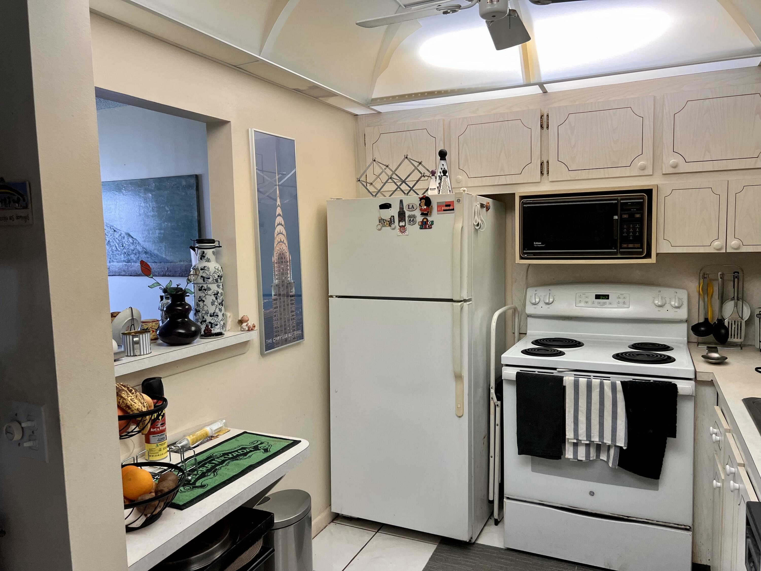 23 Preston A Boca Raton, FL 33434 - Photo 10 of 13 Kitchen