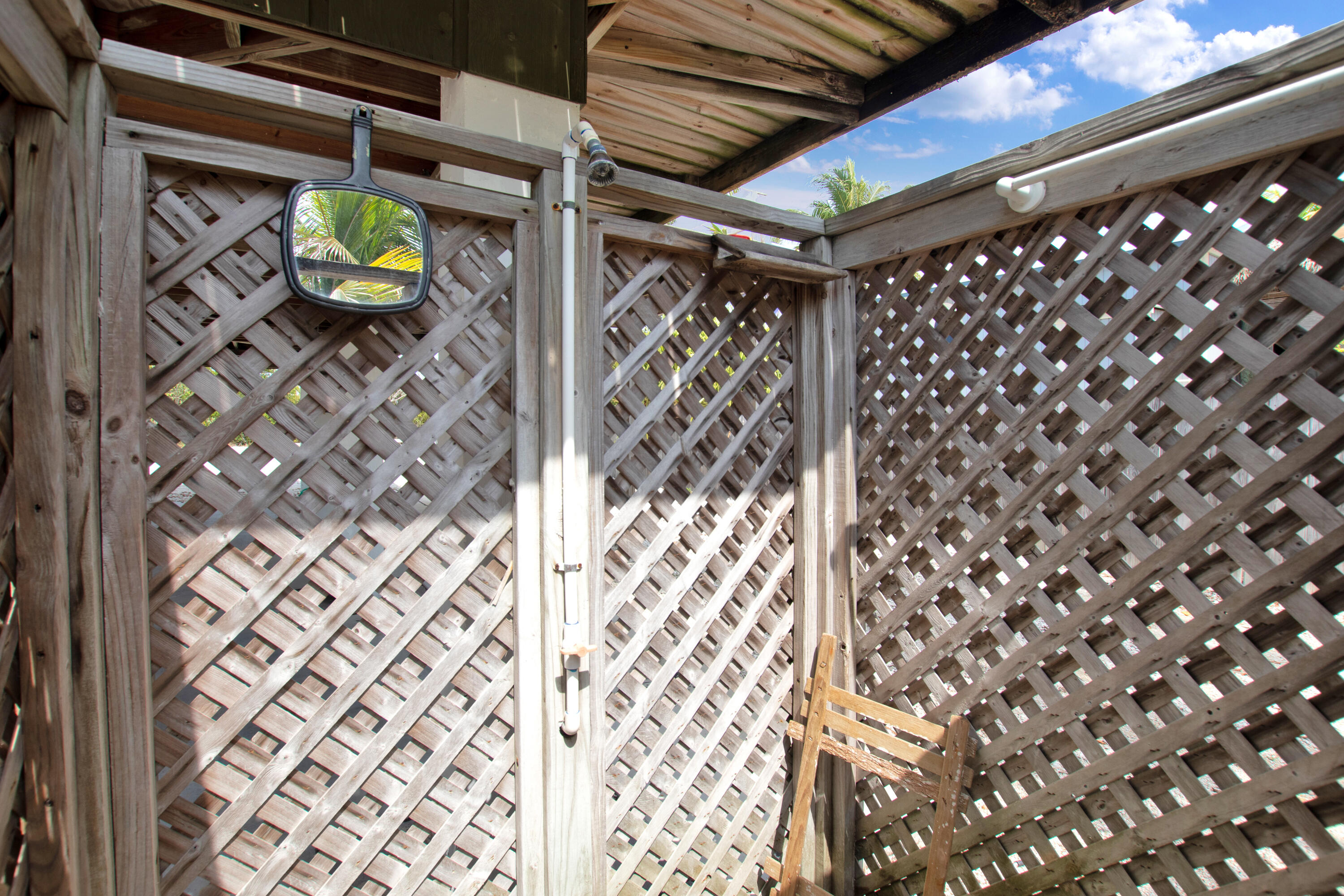 661 Pirates Road Summerland Key, FL 33042 - Photo 34 of 45 Outdoor shower
