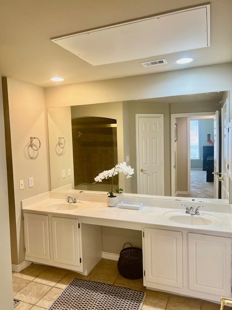 2400 McCue Road, Unit 356 Houston, TX 77056 - Photo 13 of 16 PRIMARY BATH WITH DBL VANITIES