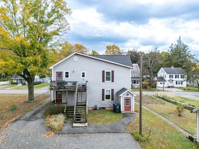 a view of a house with backyard