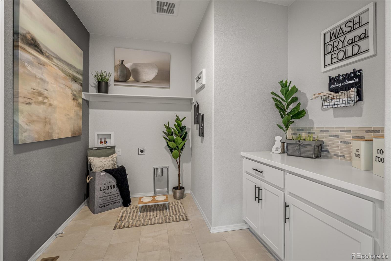 13410 New Ranch Drive Peyton, CO 80831 - Photo 33 of 50 a bedroom with furniture and a potted plant