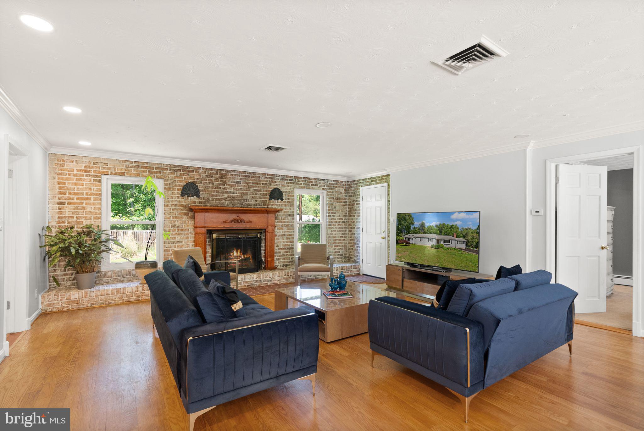 815 Seneca Road Great Falls, VA 22066 - Photo 20 of 61 Living room