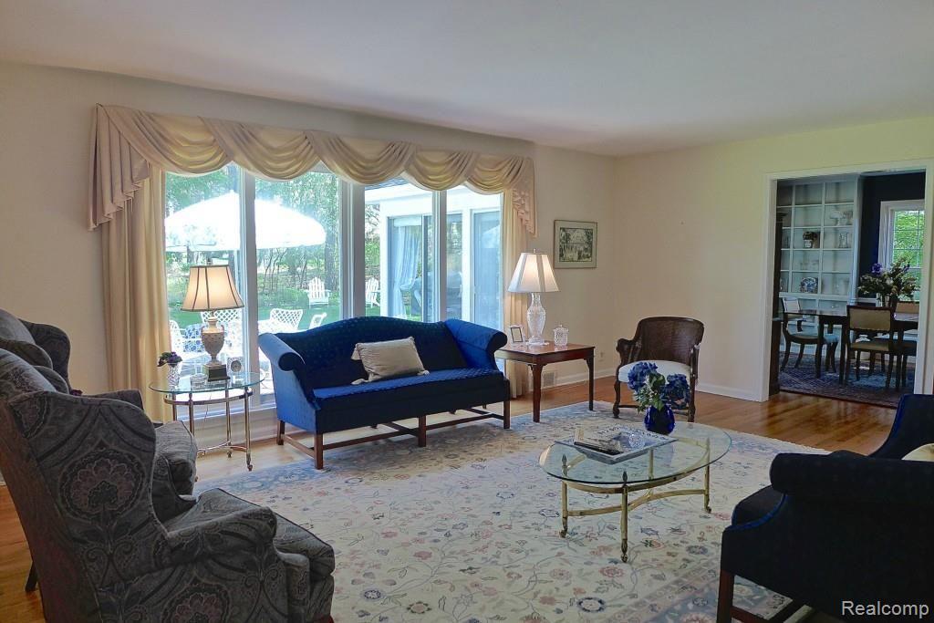 909 Rock Spring Road Bloomfield Hills, MI 48304 - Photo 3 of 21 Living Room with Picture Window