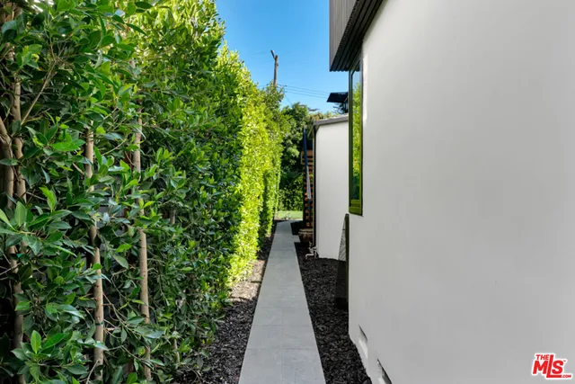 $4,189,000 | 418 North Bowling Green Way, Los Angeles, CA 90049