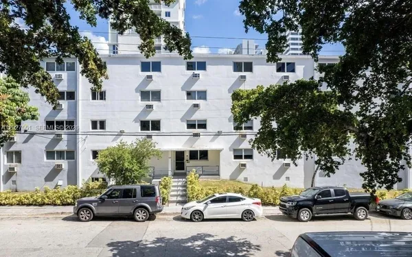 $1,975 | 143 Southwest 9th Street, Unit 304, Miami, FL 33130