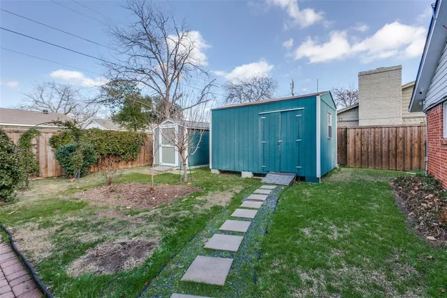a view of a backyard with pathway