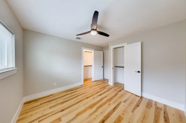a view of a livingroom with a ceiling fan