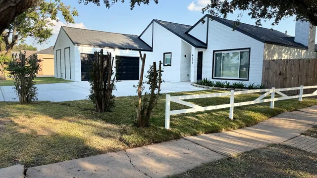 a view of a house with backyard