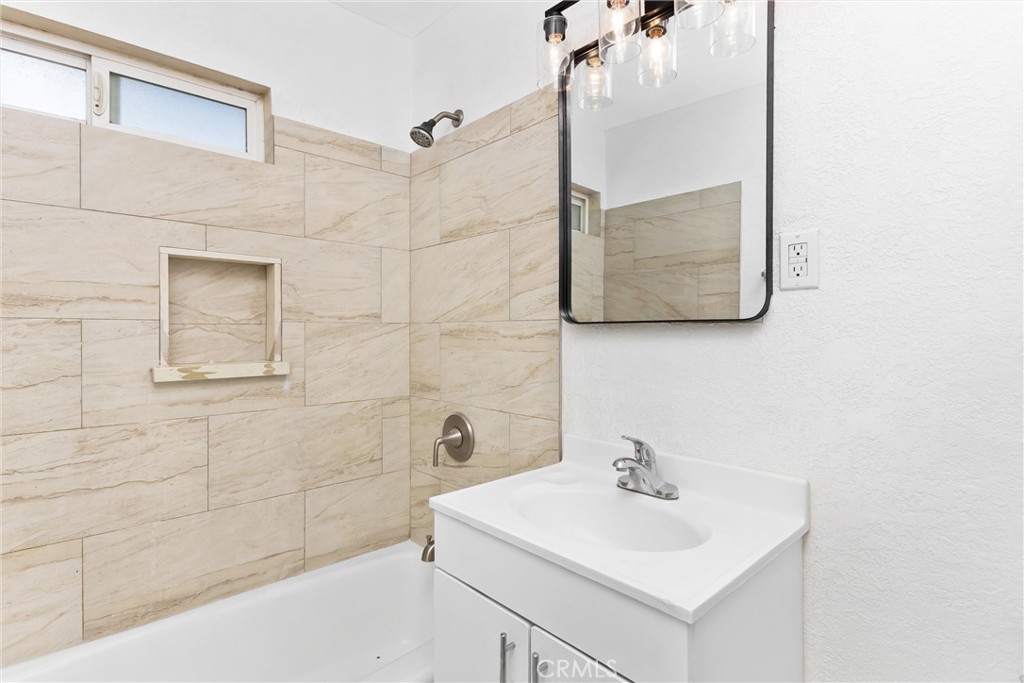 15944 Wintun Road Apple Valley, CA 92307 - Photo 19 of 53 Shared full bath