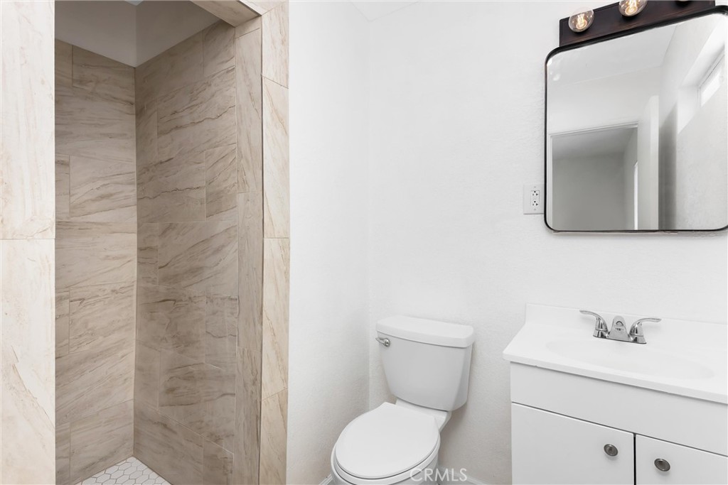 15944 Wintun Road Apple Valley, CA 92307 - Photo 27 of 53 Primary Ensuite Bathroom