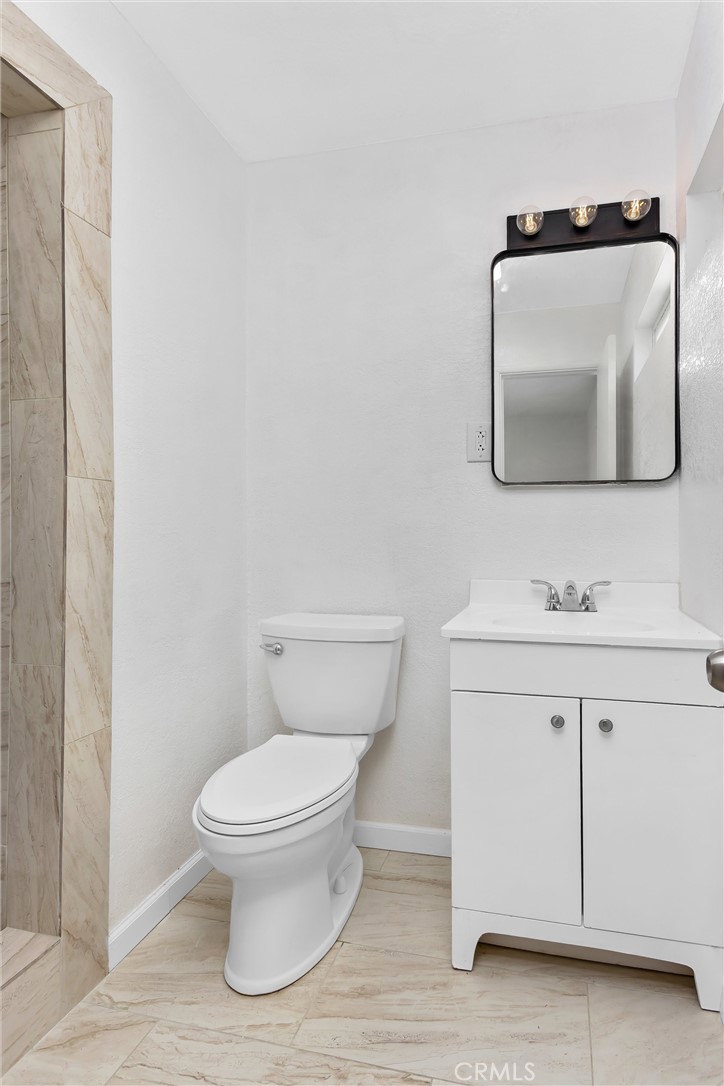 15944 Wintun Road Apple Valley, CA 92307 - Photo 28 of 53 Primary Ensuite Bathroom