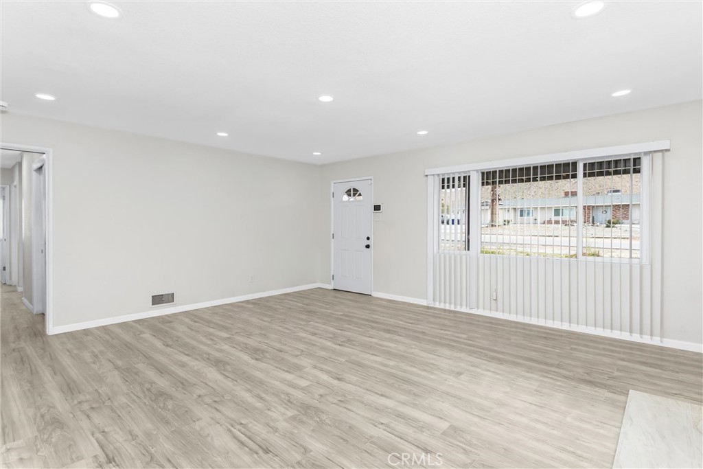 15944 Wintun Road Apple Valley, CA 92307 - Photo 7 of 53 Living room