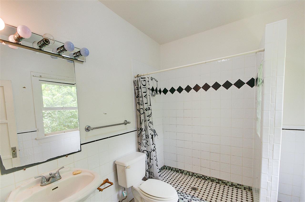 1089 West Kuiaha Road, Unit D Haiku, HI 96708 - Photo 7 of 25 a bathroom with a toilet and a shower