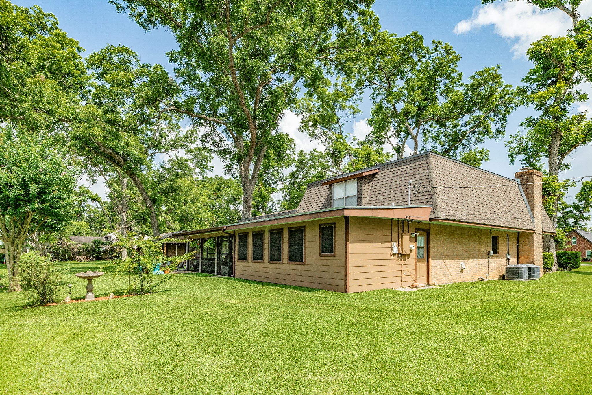 349 Pecan Estates Road, Unit C616R Angleton, TX 77515 - Photo 34 of 42 Half Bath in secondary bedroom.