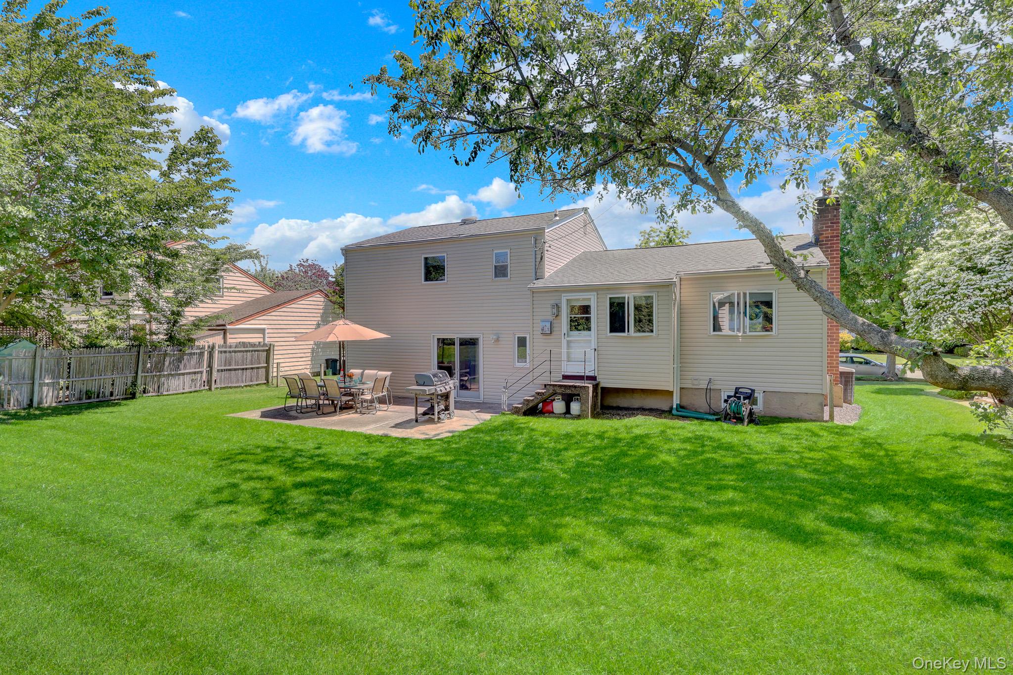 33 Brook Path Plainview, NY 11803 - Photo 19 of 22
