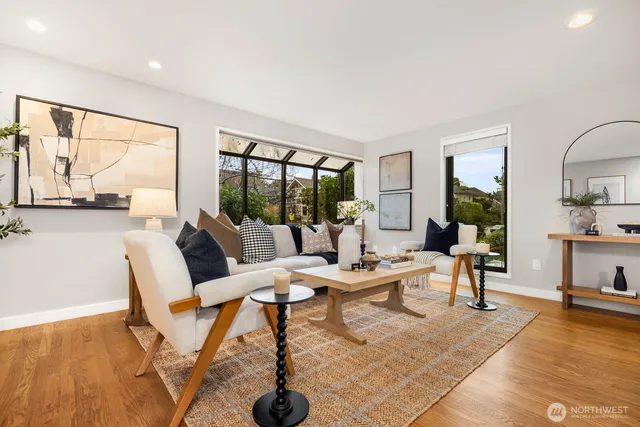 $700,000 | 2101 Nob Hill Avenue North, Unit 1B, Seattle, WA 98109