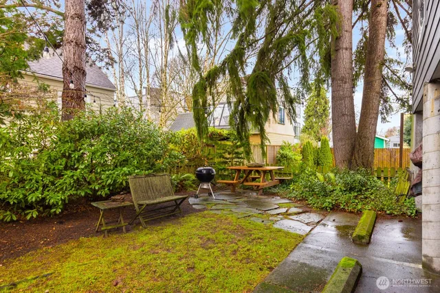 $700,000 | 2101 Nob Hill Avenue North, Unit 1B, Seattle, WA 98109