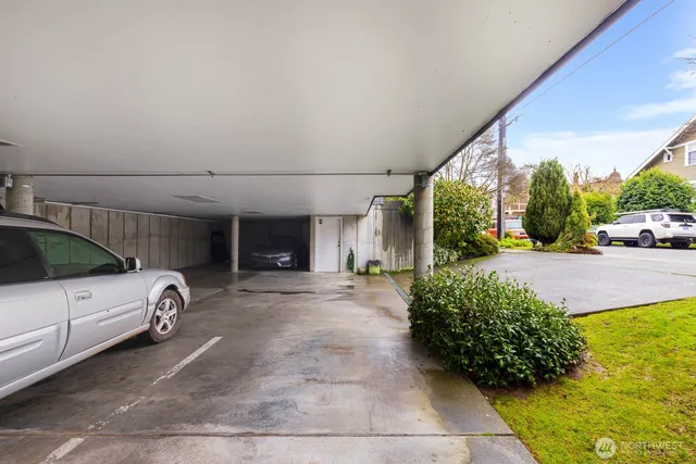 $700,000 | 2101 Nob Hill Avenue North, Unit 1B, Seattle, WA 98109