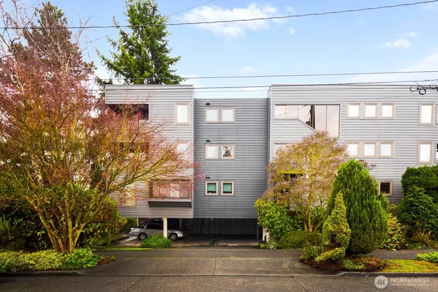 $700,000 | 2101 Nob Hill Avenue North, Unit 1B, Seattle, WA 98109