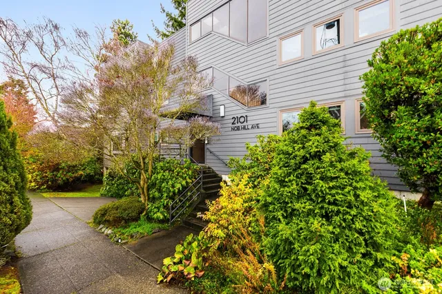 $700,000 | 2101 Nob Hill Avenue North, Unit 1B, Seattle, WA 98109