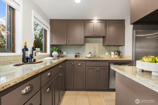 $700,000 | 2101 Nob Hill Avenue North, Unit 1B, Seattle, WA 98109