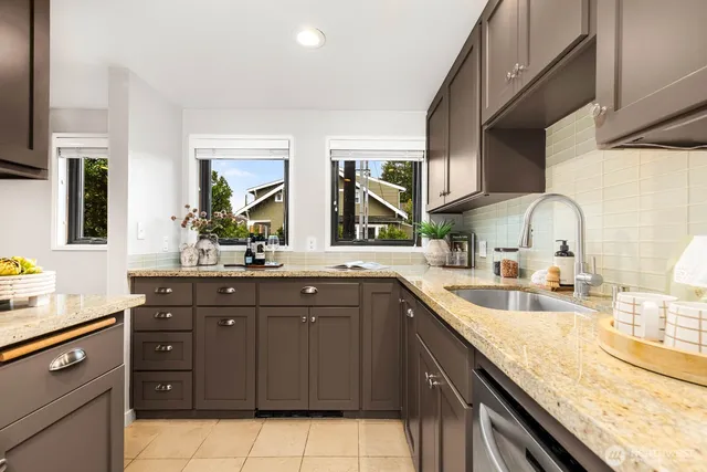 $700,000 | 2101 Nob Hill Avenue North, Unit 1B, Seattle, WA 98109