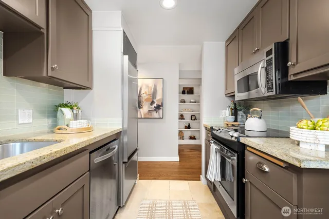 $700,000 | 2101 Nob Hill Avenue North, Unit 1B, Seattle, WA 98109