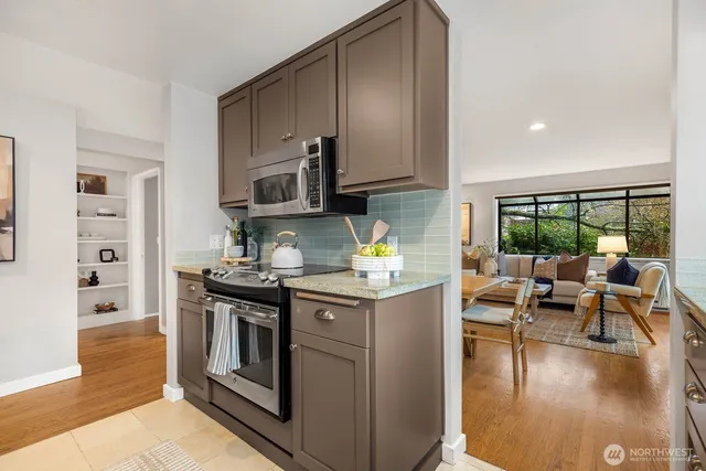 $700,000 | 2101 Nob Hill Avenue North, Unit 1B, Seattle, WA 98109