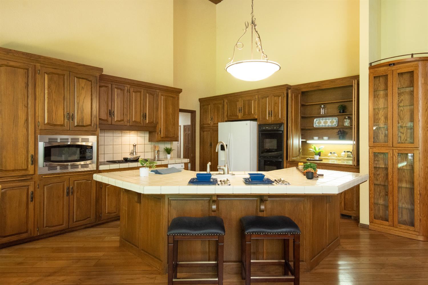 925 Scenic Court Modesto, CA 95355 - Photo 19 of 62 a kitchen with a sink stove and refrigerator