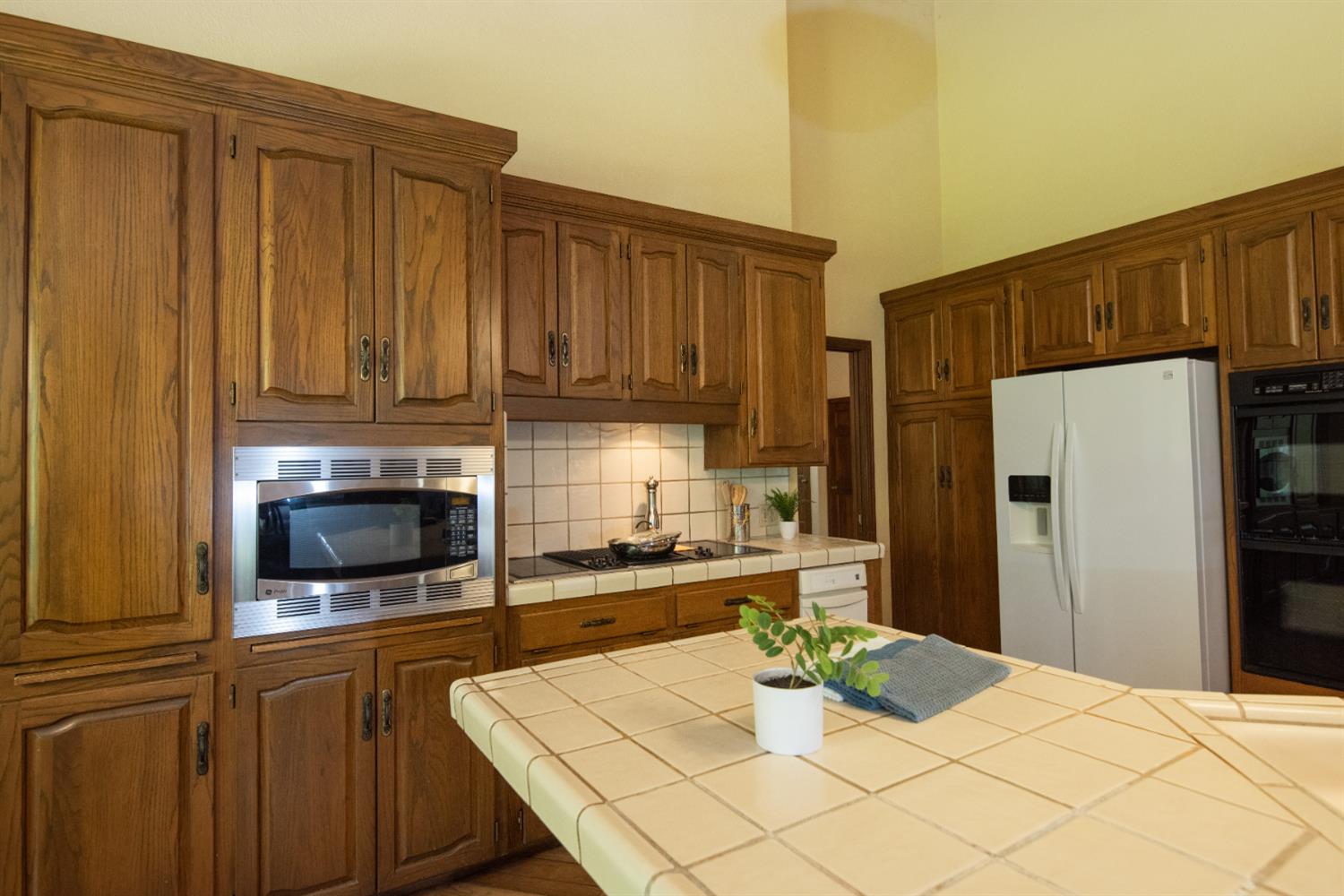 925 Scenic Court Modesto, CA 95355 - Photo 23 of 62 a kitchen with stainless steel appliances a refrigerator and a stove top oven