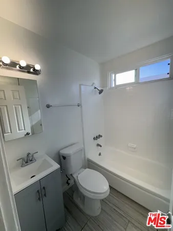 $1,497 | 7524 Sepulveda Boulevard, Unit 206, Van Nuys, CA 91405