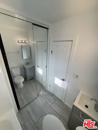 $1,497 | 7524 Sepulveda Boulevard, Unit 206, Van Nuys, CA 91405