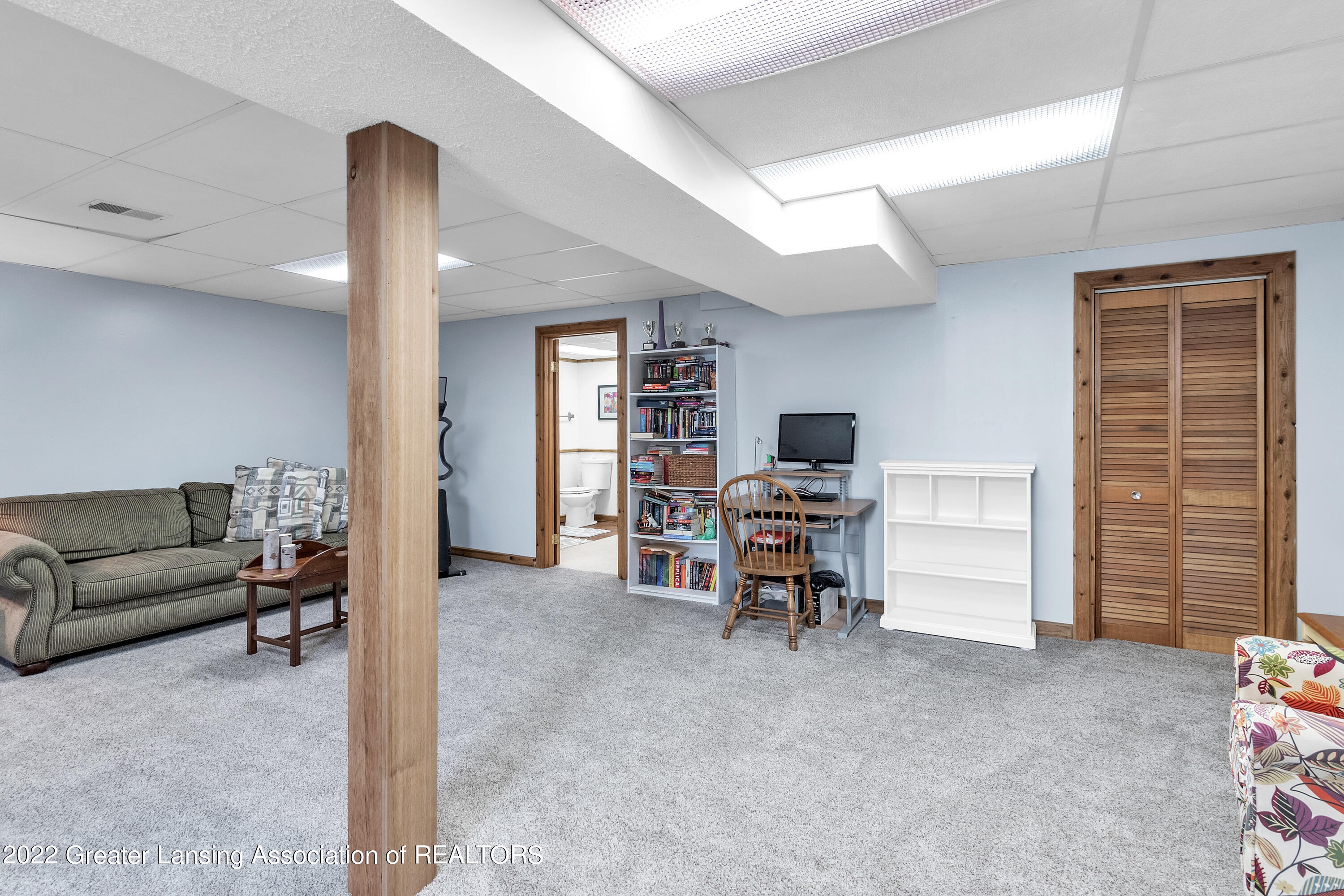 230 Williamsburg Road Lansing, MI 48917 - Photo 26 of 37 27-230-Williamsburg-Road-WindowStill-Rea