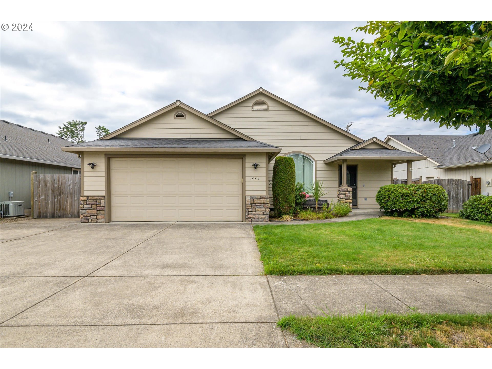 654 62nd Street Springfield, OR 97478 - Photo 2 of 41 a front view of a house with a yard and garage