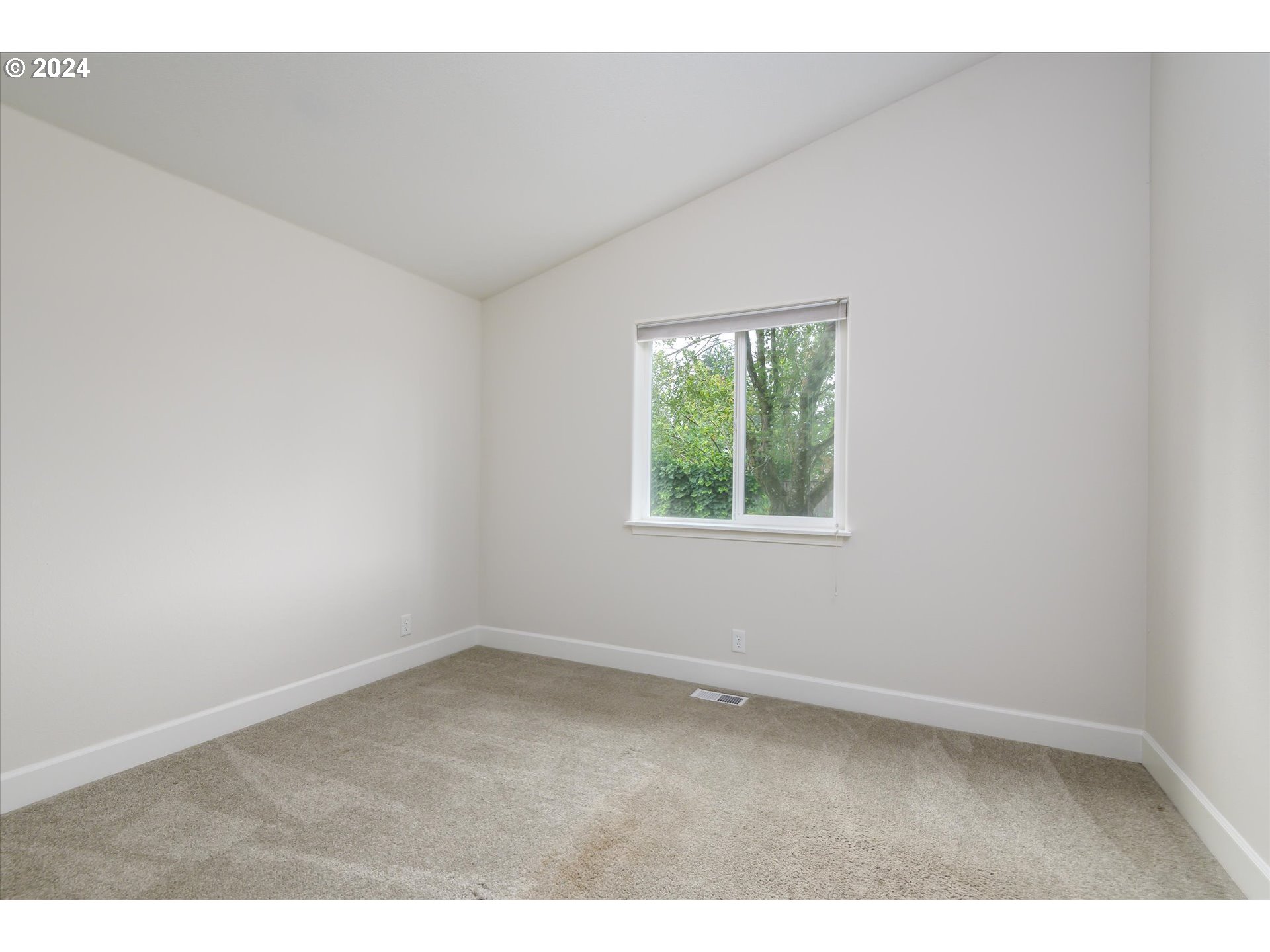654 62nd Street Springfield, OR 97478 - Photo 25 of 41 an empty room with a window