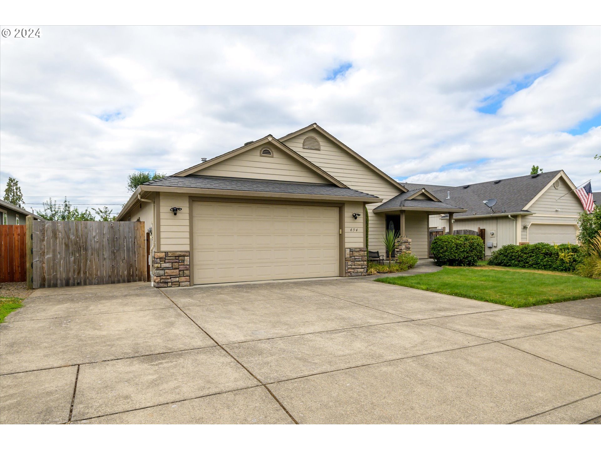 654 62nd Street Springfield, OR 97478 - Photo 3 of 41 a front view of a house with a garden and pathway