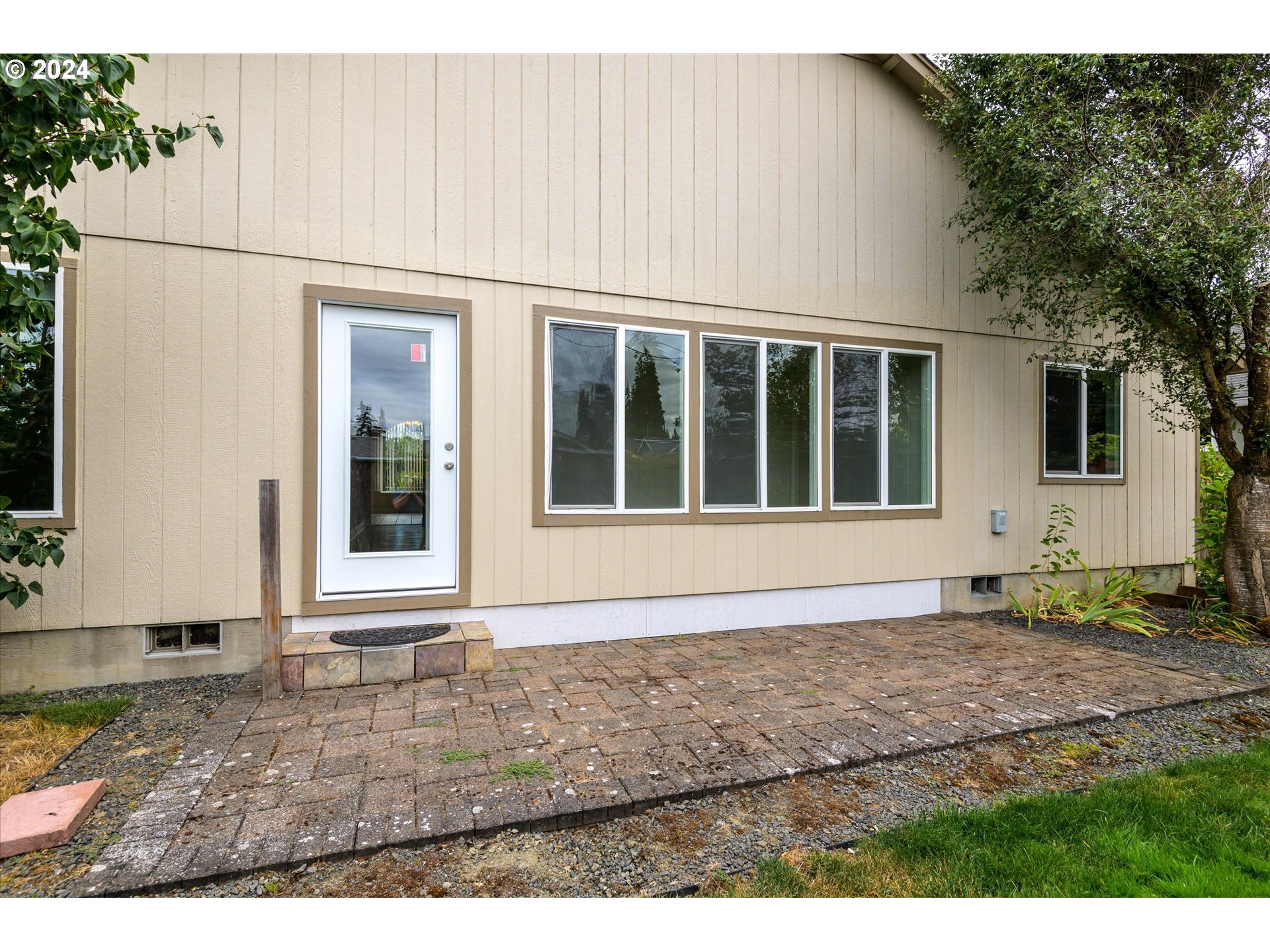 654 62nd Street Springfield, OR 97478 - Photo 33 of 41 a house with a view of house