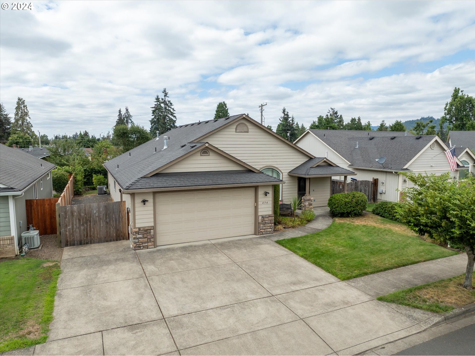 654 62nd Street Springfield, OR 97478 - Photo 35 of 41 a house with a outdoor space