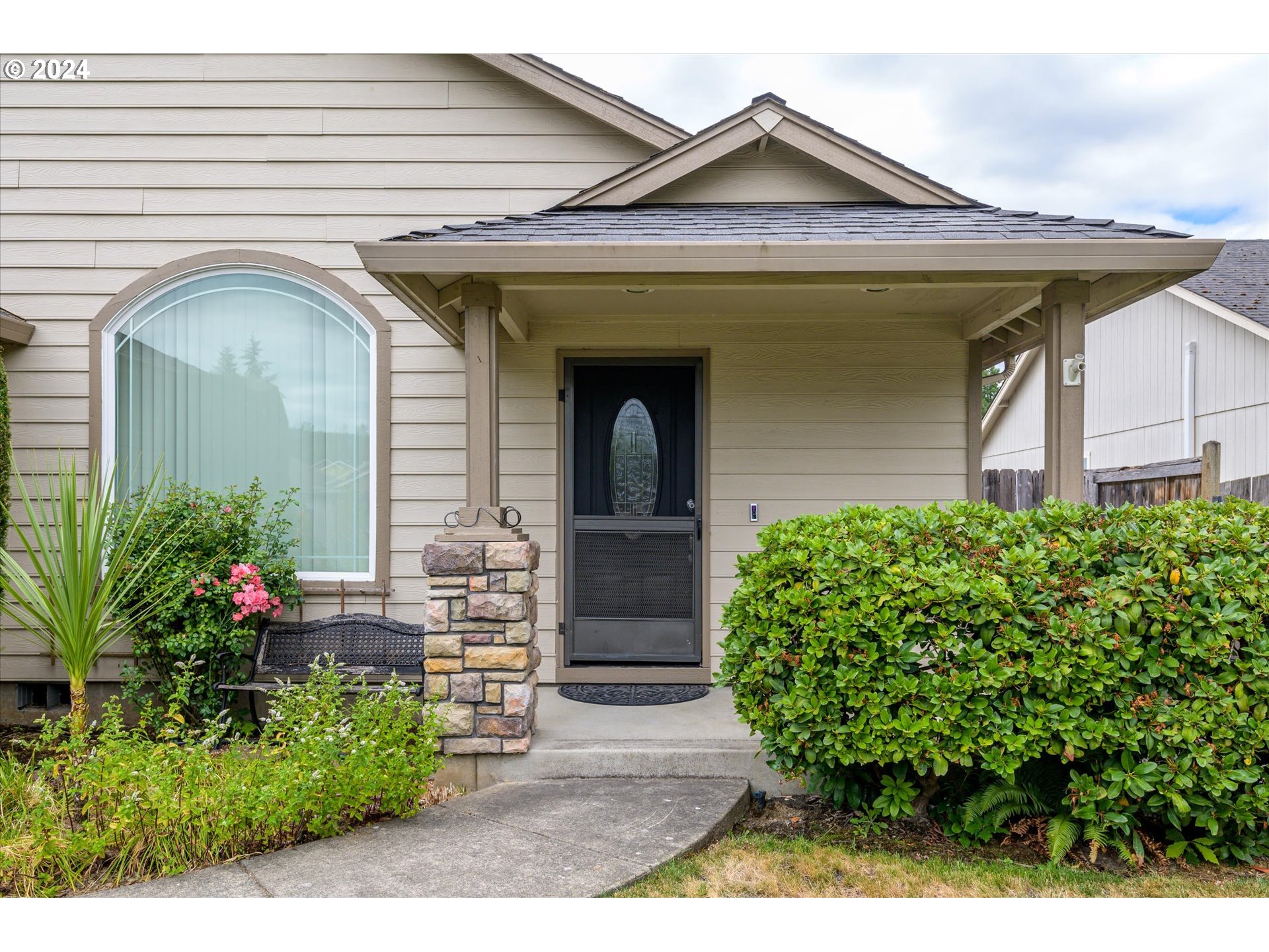 654 62nd Street Springfield, OR 97478 - Photo 4 of 41 a front view of a house