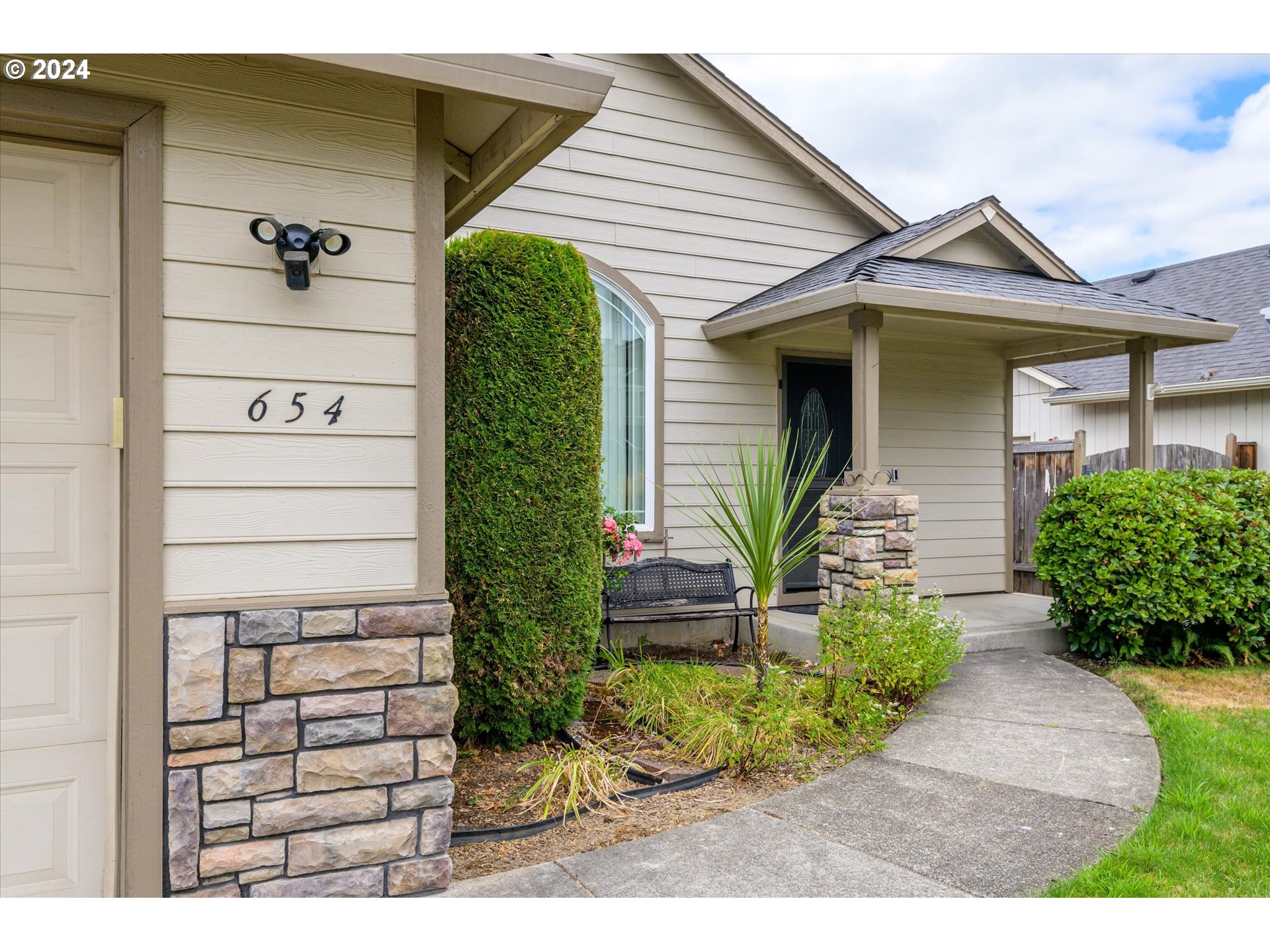 654 62nd Street Springfield, OR 97478 - Photo 5 of 41 a front view of a house with garden